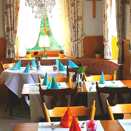 Gastehaus Zum Goldenen Rossle 2* 트리베르크